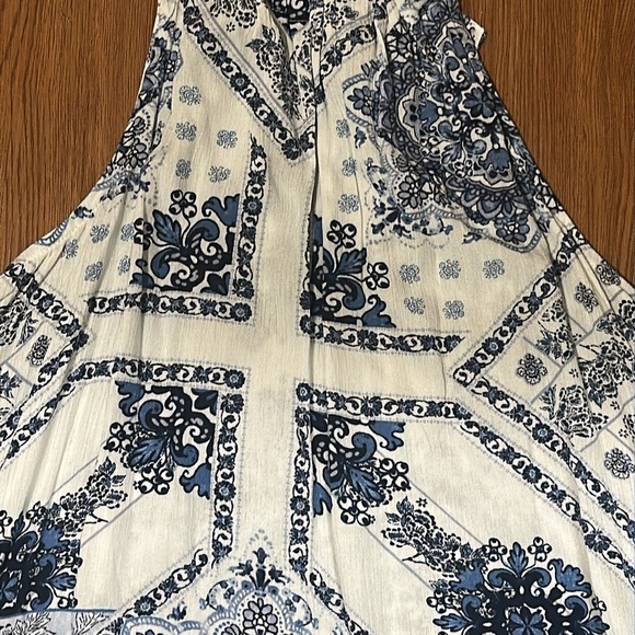 Blue and White Patterned Women's Top Size Medium no tag Tie Neck Summer Top - Picture 4 of 9
